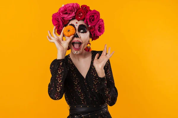 Roande Ung Flicka Halloween Makeup Gör Kul Med Liten Pumpa — Stockfoto