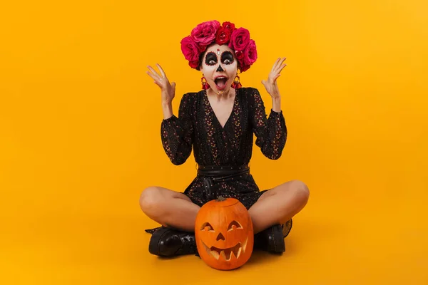 Chockad Ung Flicka Halloween Makeup Med Pumpa Sitter Golvet Isolerad — Stockfoto