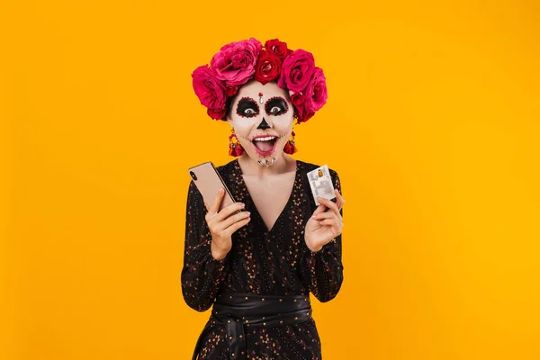 Glad Ung Flicka Halloween Makeup Poserar Med Mobiltelefon Och Kreditkort — Stockfoto