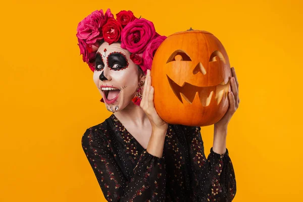 Spännande Kaukasiska Flicka Halloween Makeup Poserar Med Pumpa Isolerad Över — Stockfoto
