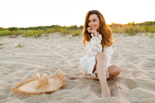 Jovem Caucasiana Atraente Mulher Morena Vestido Sorrindo Enquanto Sentado Praia — Fotografia de Stock