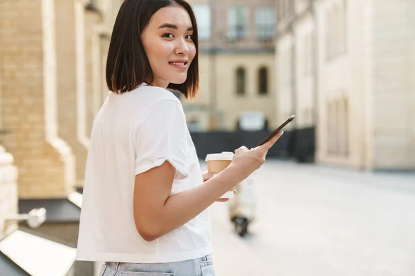Ung Vacker Asiatisk Kvinna Som Använder Telefon När Går Gata — Stockfoto