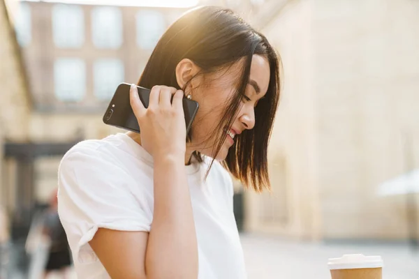 Joven Hermosa Mujer Asiática Usando Teléfono Mientras Camina Una Calle —  Fotos de Stock