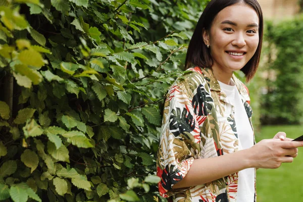 Vacker Asiatisk Kvinna Som Använder Smarttelefon Parken — Stockfoto