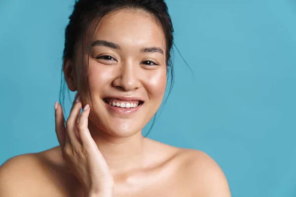 Imagen Chica Asiática Sin Camisa Sonriendo Mirando Cámara Aislada Sobre — Foto de Stock