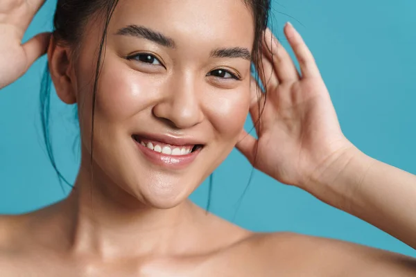 Belleza Retrato Una Sonriente Mujer Asiática Joven Topless Posando Pie — Foto de Stock