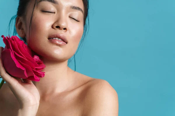 Mavi Arka Planda Rose Poz Veren Mutlu Asyalı Kız Görüntüsü — Stok fotoğraf