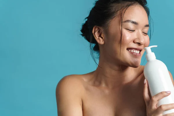 Piękny Portret Uśmiechniętej Topless Młoda Azjatycka Kobieta Pozowanie Stojąc Odizolowany — Zdjęcie stockowe