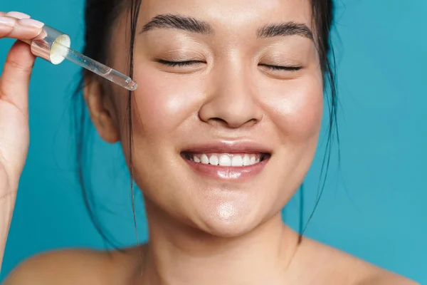 기름을 사용하여 모습을 위없는 아시아인 여인의 아름다운 초상화 — 스톡 사진