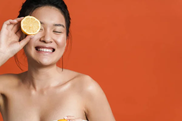 Imagem Menina Asiática Sem Camisa Rindo Enquanto Posando Com Limão — Fotografia de Stock