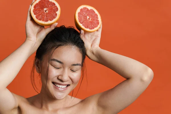 Beleza Retrato Alegre Topless Jovem Asiático Mulher Posando Enquanto Isolado — Fotografia de Stock