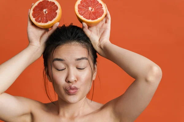 Beleza Retrato Alegre Topless Jovem Asiático Mulher Posando Enquanto Isolado — Fotografia de Stock