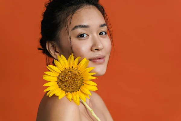 Afbeelding Van Shirtless Aziatische Meisje Glimlachen Terwijl Poseren Met Zonnebloem — Stockfoto
