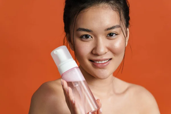 Képek Mosolygó Félmeztelen Ázsiai Lány Pózol Tisztító Hab Elszigetelt Narancssárga — Stock Fotó