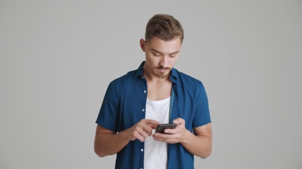 Homme Heureux Utilise Son Smartphone Tout Faisant Geste Gagnant Debout — Video