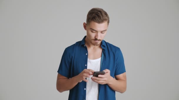 Homme Confiant Pointe Son Smartphone Tout Utilisant Debout Isolé Sur — Video