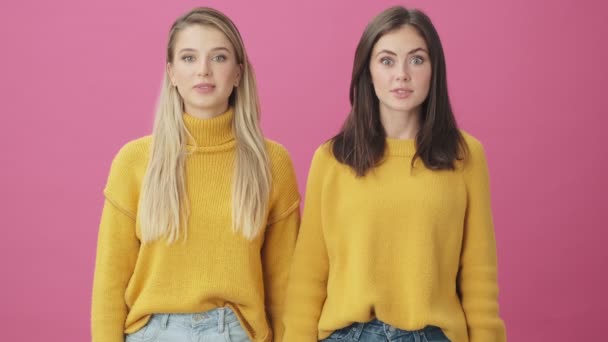 Des Femmes Étonnées Portant Des Pulls Jaunes Regardent Caméra Debout — Video