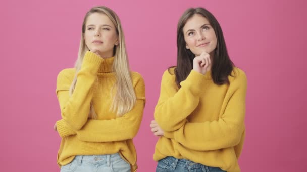 Две Мыслящие Женщины Жёлтых Свитерах Приходят Идее Поднимая Пальцы Стоя — стоковое видео