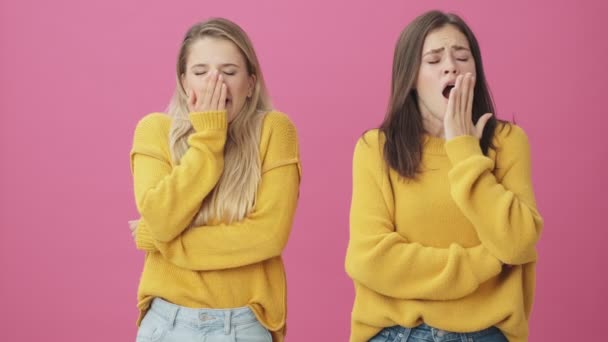 Due Donne Assonnate Che Indossano Maglioni Gialli Stanno Sbadigliando Piedi — Video Stock