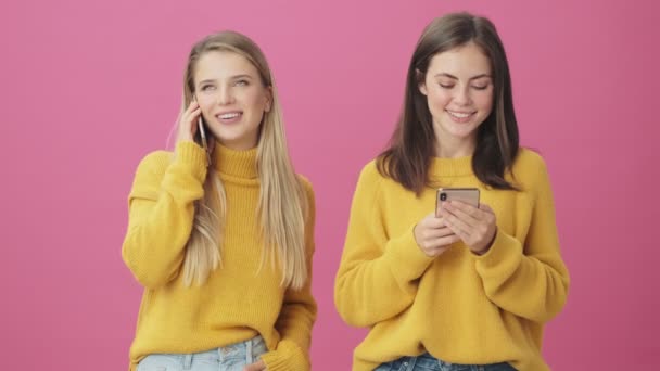 Las Mujeres Positivas Están Charlando Hablando Por Teléfono Pie Aislado — Vídeos de Stock