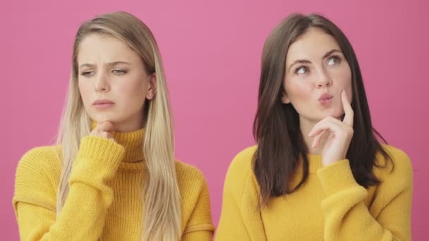 Vue Rapprochée Deux Jolies Femmes Pensent Quelque Chose Debout Isolé — Video