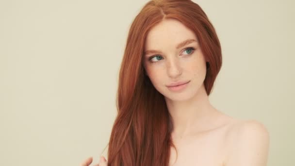 Довольная Женщина Позирует Перед Камерой Прикасаясь Длинным Рыжим Волосам Стоящим — стоковое видео