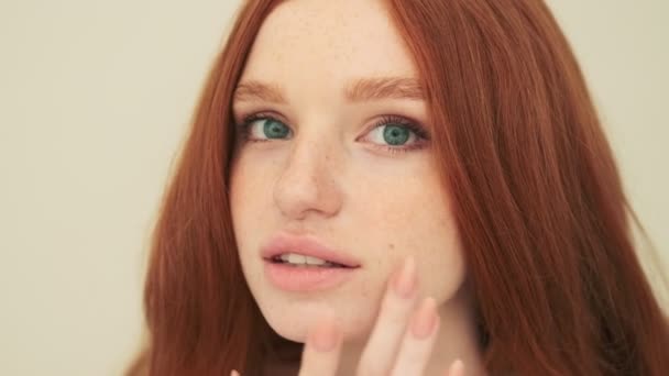 Egy Gyönyörű Nézi Bőrét Arcán Áll Elszigetelve Bézs Háttér Stúdióban — Stock videók