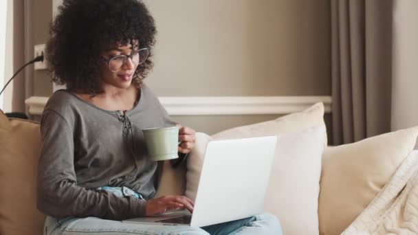 Jong Vrolijk Afrikaanse Vrouw Zitten Binnen Thuis Met Behulp Van — Stockvideo