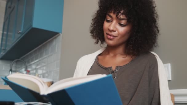 Positieve Optimistische Afrikaanse Vrouw Binnen Een Boek Aan Het Lezen — Stockvideo