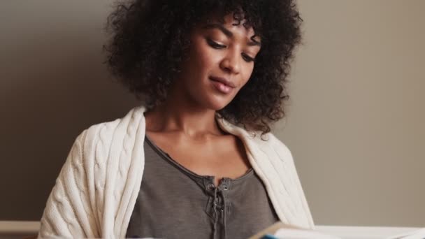 Blij Afrikaans Vrouw Binnen Thuis Lezen Van Een Boek — Stockvideo