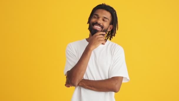 Jonge Knappe Gelukkige Afrikaanse Man Geïsoleerd Gele Achtergrond — Stockvideo