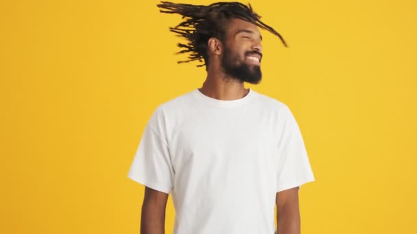 Mladý Pohledný Pozitivní Africký Muž Třese Vlasy Izolované Přes Žluté — Stock video
