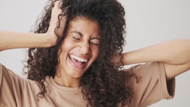 Een Close Van Een Glimlachende Afro Amerikaanse Vrouw Zoek Naar — Stockvideo