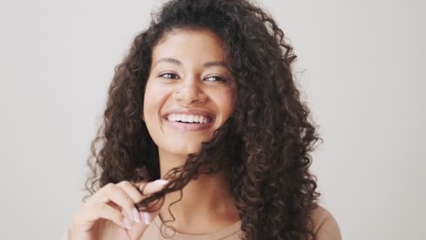 Närbild Vacker Afrikansk Amerikansk Kvinna Med Lockigt Hår Poserar Till — Stockvideo