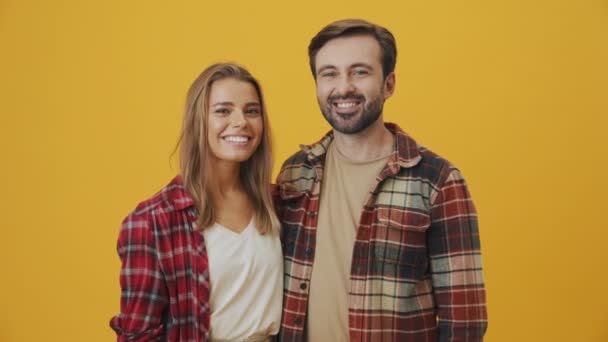 Szczęśliwa Para Mężczyzna Kobieta Robią Znak Serca Stojąc Samotnie Żółtym — Wideo stockowe