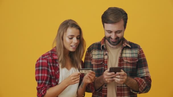 Una Pareja Sonriente Hombre Mujer Están Utilizando Teléfono Inteligente Tarjeta — Vídeos de Stock