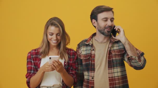 Pozitivní Pár Muž Žena Používají Své Smartphony Stojící Izolované Přes — Stock video