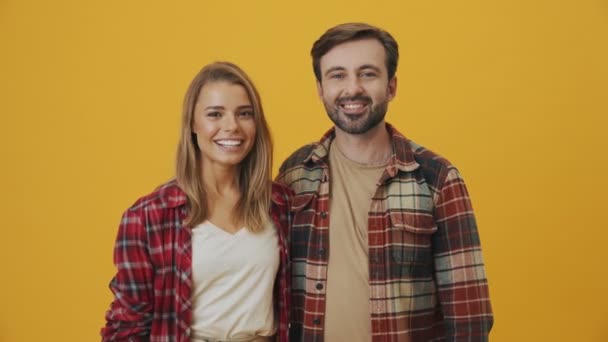 Een Glimlachend Paar Man Vrouw Zijn Met Behulp Van Hun — Stockvideo