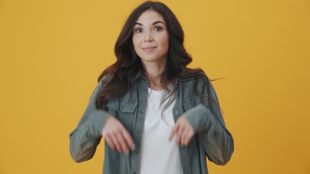 Привабливою Жінкою Плечі Стоять Ізольовані Жовтому Тлі — стокове відео