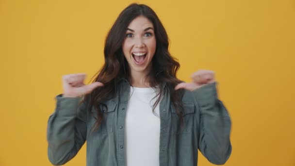 Щаслива Жінка Вказує Себе Стоячи Ізольовано Жовтому Тлі — стокове відео