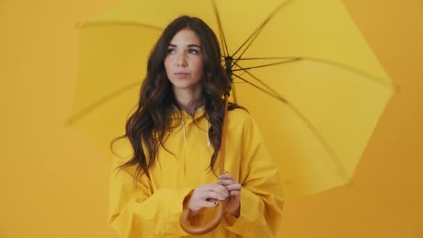 Uma Mulher Bonita Está Segurando Guarda Chuva Isolado Sobre Fundo — Vídeo de Stock