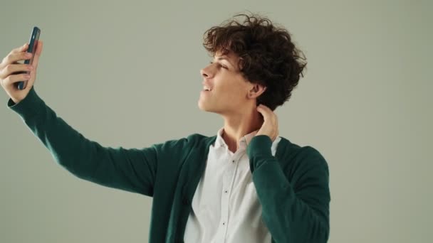 Przystojny Młody Mężczyzna Robi Sobie Selfie Swoim Smartfonie Stojąc Samotnie — Wideo stockowe