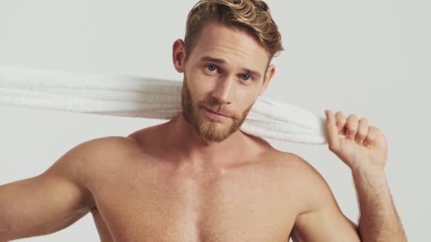 Ein Attraktiver Halbnackter Blonder Mann Mit Handtuch Posiert Isoliert Vor — Stockvideo