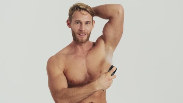 Uomo Biondo Mezzo Nudo Felice Sta Usando Spray Deodorante Piedi — Video Stock