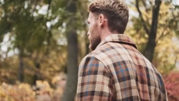 Een Kant Uitzicht Van Een Knappe Man Loopt Het Park — Stockvideo