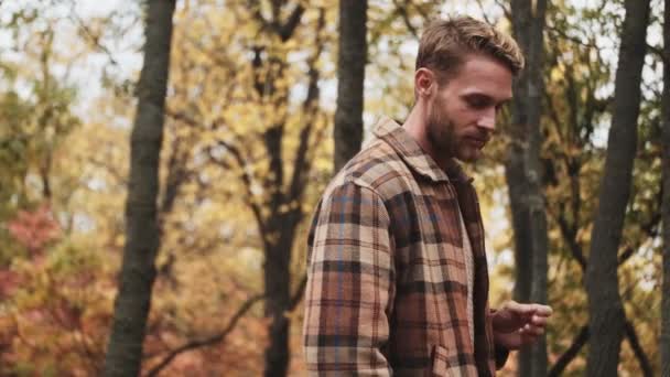 Hombre Guapo Está Caminando Parque — Vídeos de Stock