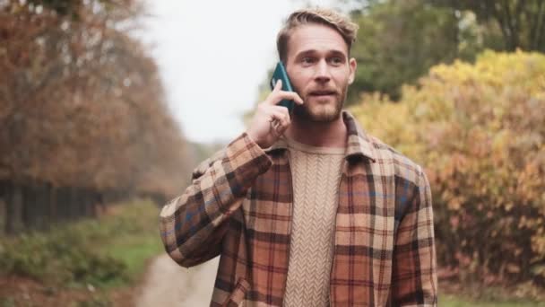 Красива Блондинка Говорить Телефону Під Час Прогулянки Осінньому Парку — стокове відео