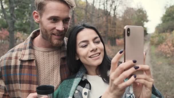Pozitivní Mladý Pár Muž Žena Fotí Selfie Při Pití Horkého — Stock video