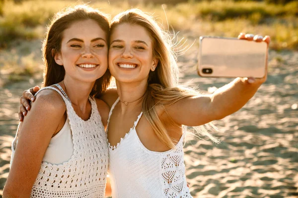 Dos Jóvenes Caucásicas Mujeres Felices Sonriendo Tomando Foto Selfie Teléfono —  Fotos de Stock