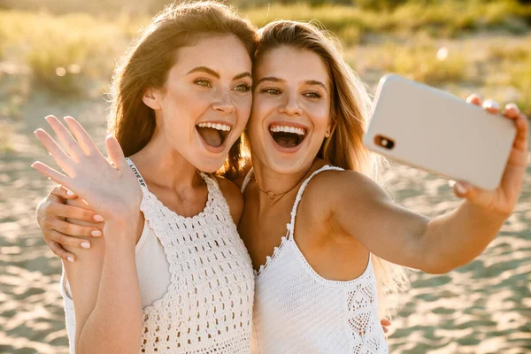 Dos Jóvenes Caucásicas Mujeres Felices Sonriendo Tomando Foto Selfie Teléfono —  Fotos de Stock
